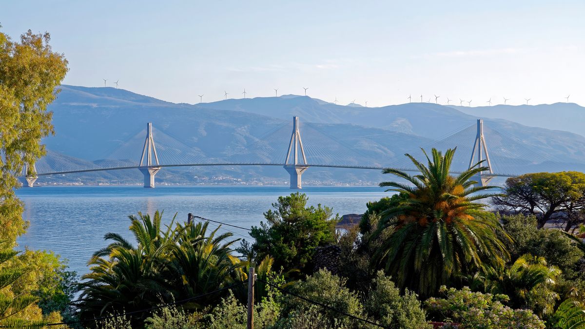 Die spektakuläre Rio-Andirrio-Brücke oder auch als Charilaos-Trikoupis-Brücke bezeichnert, in Patras am Tag