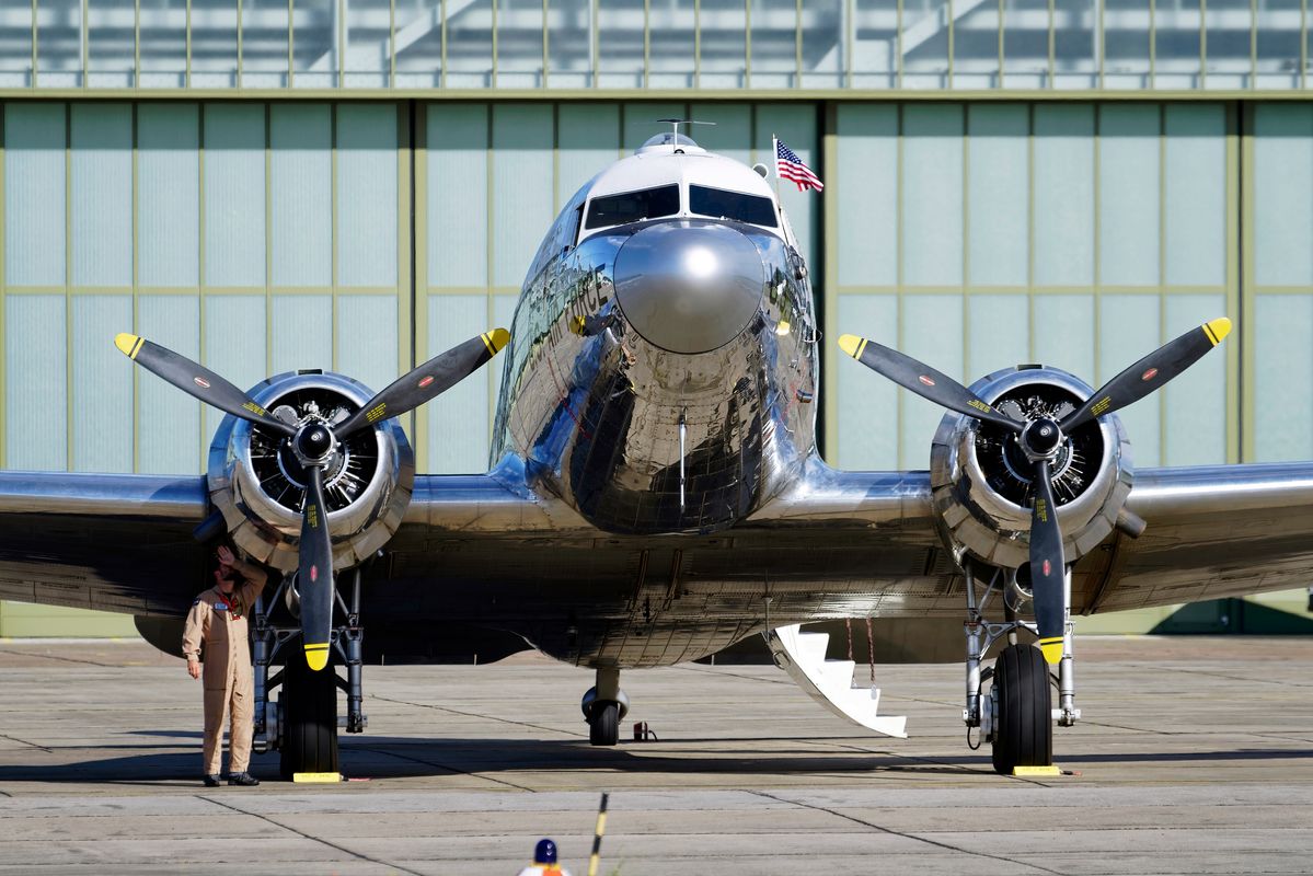 Startvorbereitungen an der 43-30665 ( N47E ) C-47A Skytrain / Dakota "Miss Virginia" auf den Fliegerhorst Faßberg.