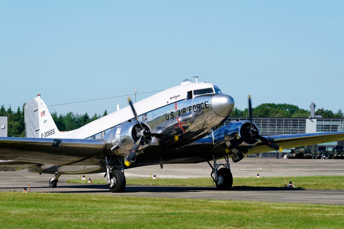 Die 43-30665 ( N47E ) C-47A Skytrain / Dakota unterwegs zu der US Army Garrison Wiesbaden. In Wiesbaden befindet sich der Sammelpunkt für die Candy Bombers, die an den Event: 70th Jubiläum der Luftbrücke teilnehmen.