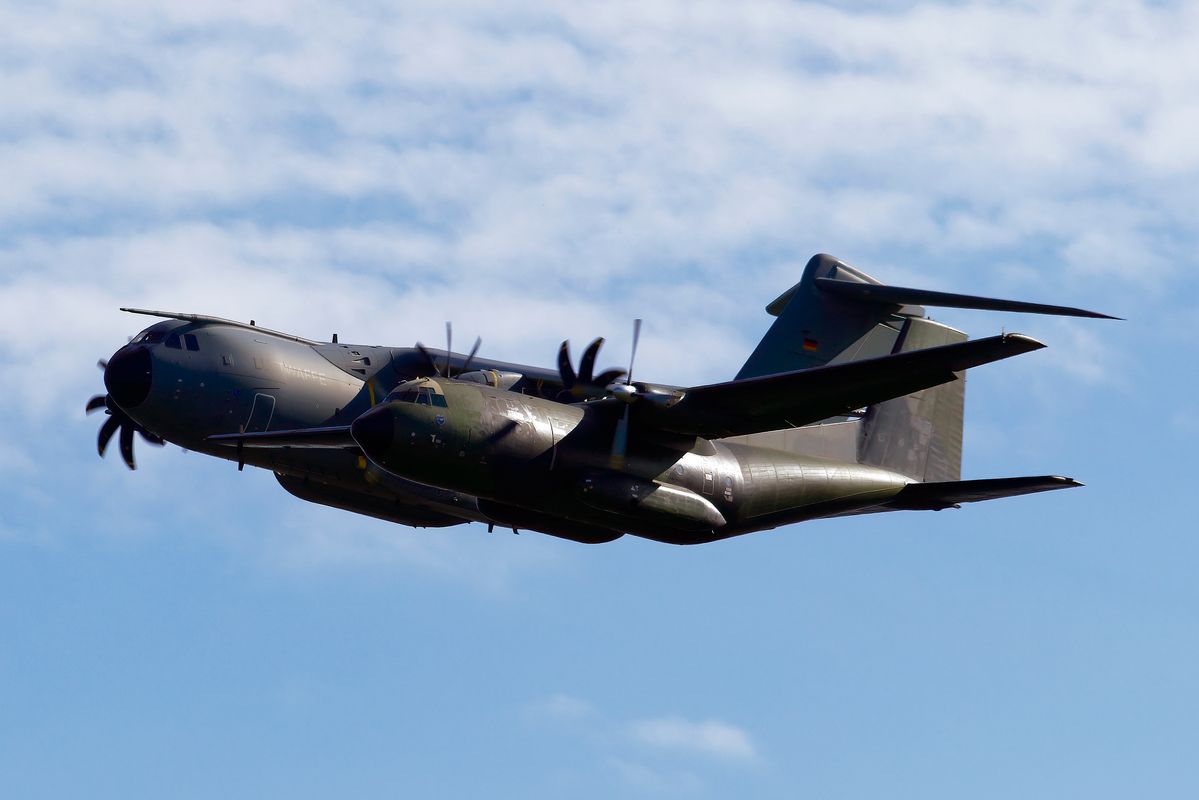 Fly-In der 50+77 C-160D Transall von LTG-63 mit der 54+23 A400M Atlas von LTG-62, beim Spotterday zu dem Event: The Return of the Candy Bombers / 70th Jubiläum der Luftbrücke.