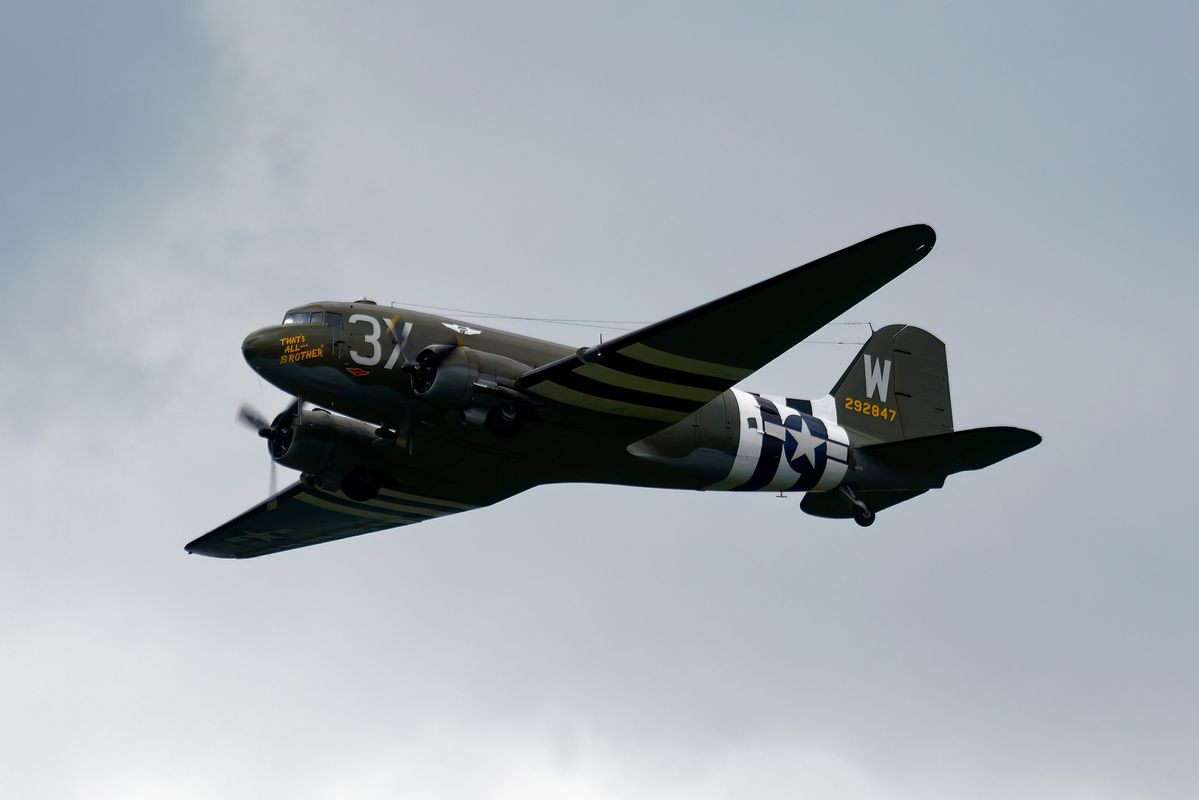 Ankunft der 42-92847 / 3X-W ( N47TB ) C-47A Skytrain / Dakota "That's All, Brother" in Faßberg, zu dem Event: 70th Jubiläum der Luftbrücke.  In einen weiteren Historischen Akt sollte daran erinnert werden, dass vor 70 Jahren die Alliierten die Menschen in West-Berlin vor dem Verhungern bewahrt hatten. Nach Typisch deutscher Lesart war die Bürokratie stärker als die Erinnerungskultur. Wir (Berliner Senat) haben den Rosinenbomber verboten über das Brandenburger Tor zu fliegen, und Süßigkeiten über Berlin abzuwerfen !  Da auch die geplante Landung auf den Flughafen Tempelhof untersagt wurde, kreisten die Rosinenbomber um die Stadt, überflog die Oberstadtbezirke und flog über Tempelhof und Schönefeld hinweg.