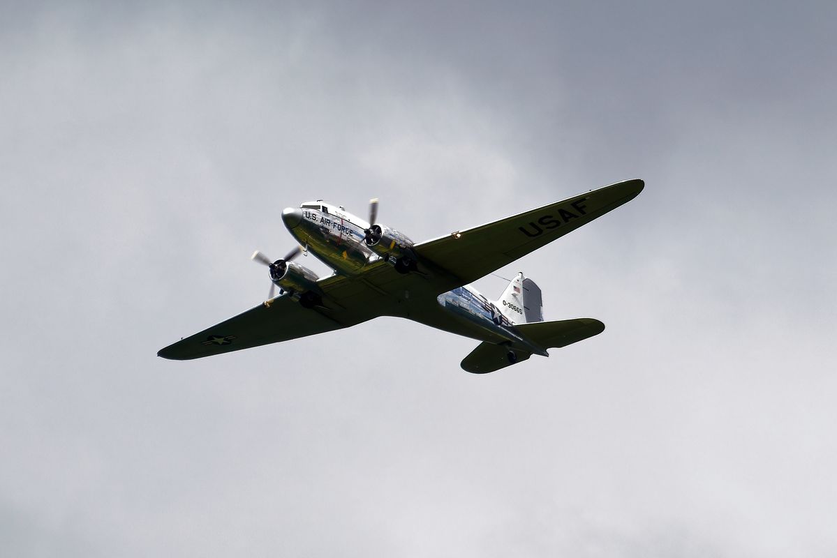 Ankunft der 43-30665 ( N47E ) C-47A Skytrain / Dakota "Miss Virginia" in Faßberg, zu dem Event: 70th Jubiläum der Luftbrücke. In einen weiteren Historischen Akt sollte daran erinnert werden, dass vor 70 Jahren die Alliierten die Menschen in West-Berlin vor dem Verhungern bewahrt hatten. Nach Typisch deutscher Lesart war die Bürokratie stärker als die Erinnerungskultur. Wir (Berliner Senat) haben den Candy Bombers verboten über das Brandenburger Tor zu fliegen, und Süßigkeiten über Berlin abzuwerfen !  Da auch die geplante Landung auf den Flughafen Tempelhof untersagt wurde, kreisten die Candy Bombers um die Stadt, überflog die Oberstadtbezirke und flog über Tempelhof und Schönefeld hinweg.