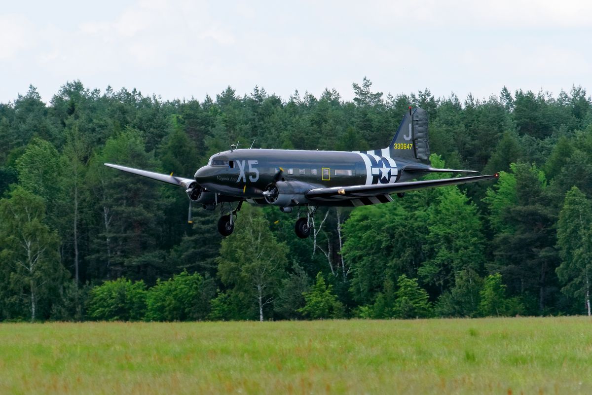 Ankunft der 43-30647 X5 / J (N62CC ) C-47A Skytrain / Dakota "Virginia Ann" in Faßberg, zu dem Event: 70th Jubiläum der Luftbrücke.  In einen weiteren Historischen Akt sollte daran erinnert werden, dass vor 70 Jahren die Alliierten die Menschen in West-Berlin vor dem Verhungern bewahrt hatten. Nach Typisch deutscher Lesart war die Bürokratie stärker als die Erinnerungskultur. Wir (Berliner Senat) haben den Rosinenbomber verboten über das Brandenburger Tor zu fliegen, und Süßigkeiten über Berlin abzuwerfen !  Da auch die geplante Landung auf den Flughafen Tempelhof untersagt wurde, kreisten die Rosinenbomber um die Stadt, überflog die Oberstadtbezirke und flog über Tempelhof und Schönefeld hinweg.