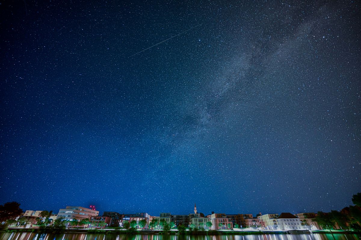 Seerhein mit Uferpromenade Stadtteil Petershausen-West Konstanz in der letzten Mainacht, genau in Richtung Nord.