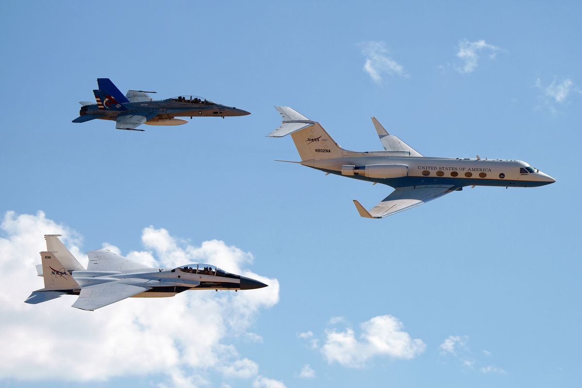 Der NASA Flypast, der N802NA C-20A, N836NA F-15B & N867NA F/A-18B auf der Aerospace Valley Open House / Air Show.