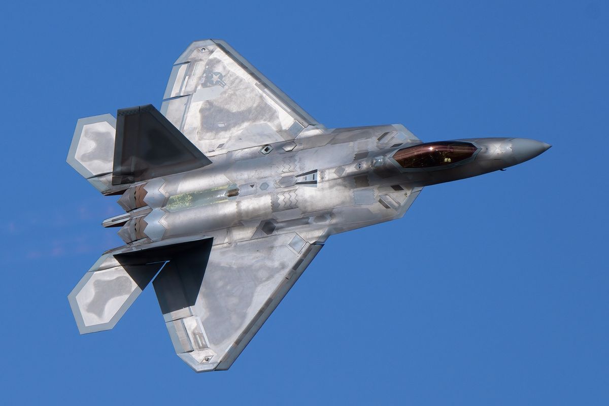 Das F-22A (00-4016 / TY)  Solo Display, von den F-22 Raptor Demo Team, performt auf der AllianceTexas Aviation Expo. Location : Fort Worth Alliance Airport