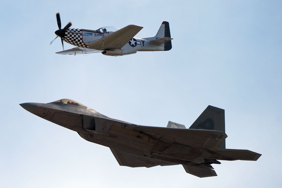 Der Heritage Flight von eine P-51 (TF-51D)  Mustang und der F-22A Raptor (00-4016 / TY). Die NL20TF (67-14866) marked as USAF 463187 / WZ-Y "Bum Steer". Location : AllianceTexas Aviation Expo / Fort Worth Alliance Airport.