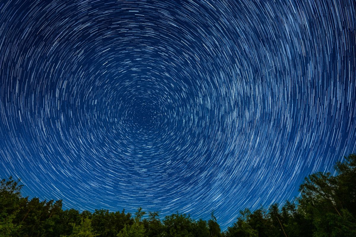 Sternenspuren aus 60 Einzelaufnahmen, jede 30 Sek. belichtet, 14mm Brennweite, Blende 1,8 und ISO 1000, über dem Erlebniswald Mainau.