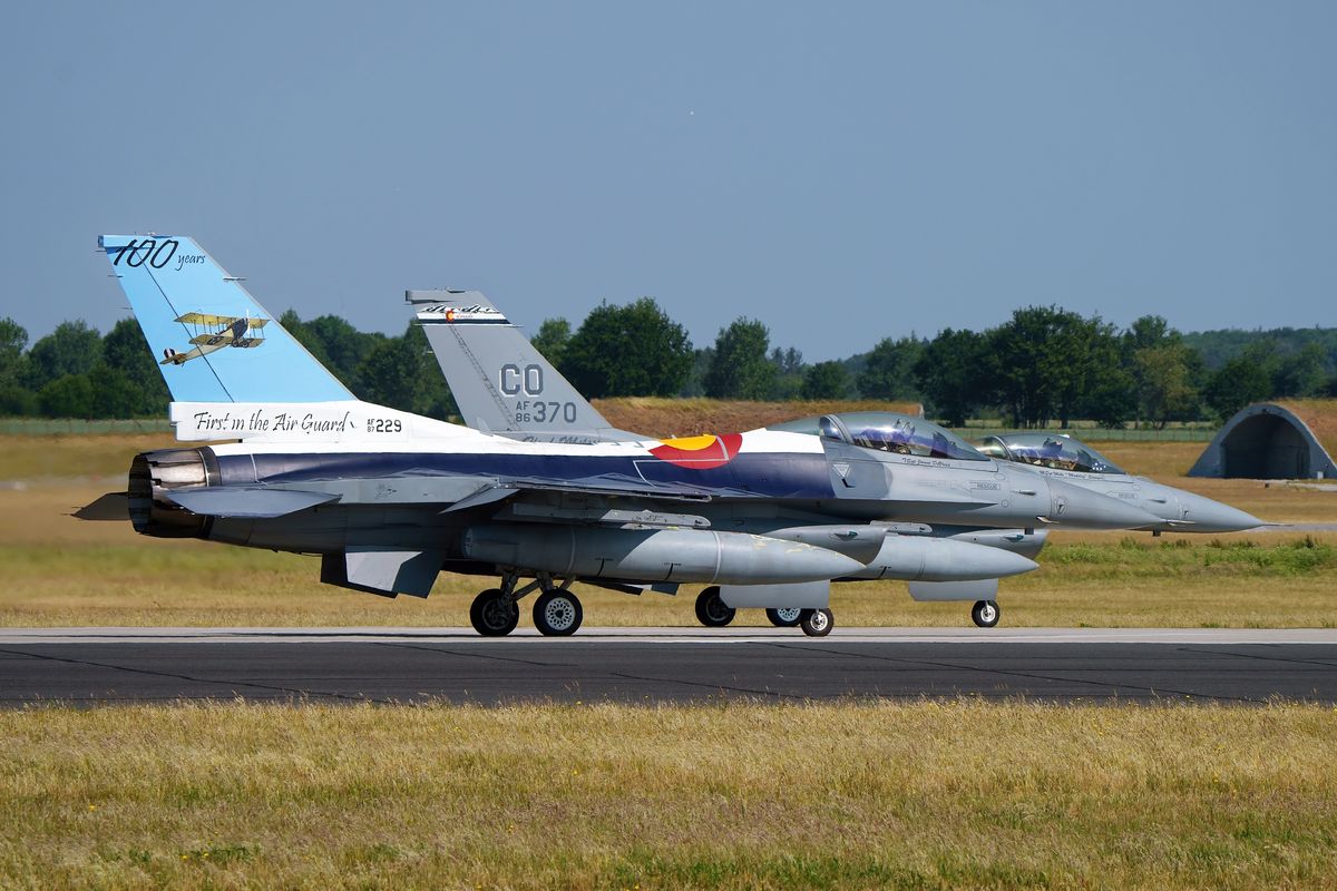 Flugbetrieb auf Schleswig-Jagel : Die 87-0229 F-16C "Fighting Falcon" 120 FS Colorado ANG Special c/s 100 Years First in the Air Guard und die 86-0370/CO F-16C "Fighting Falcon" 120 FS Colorado ANG