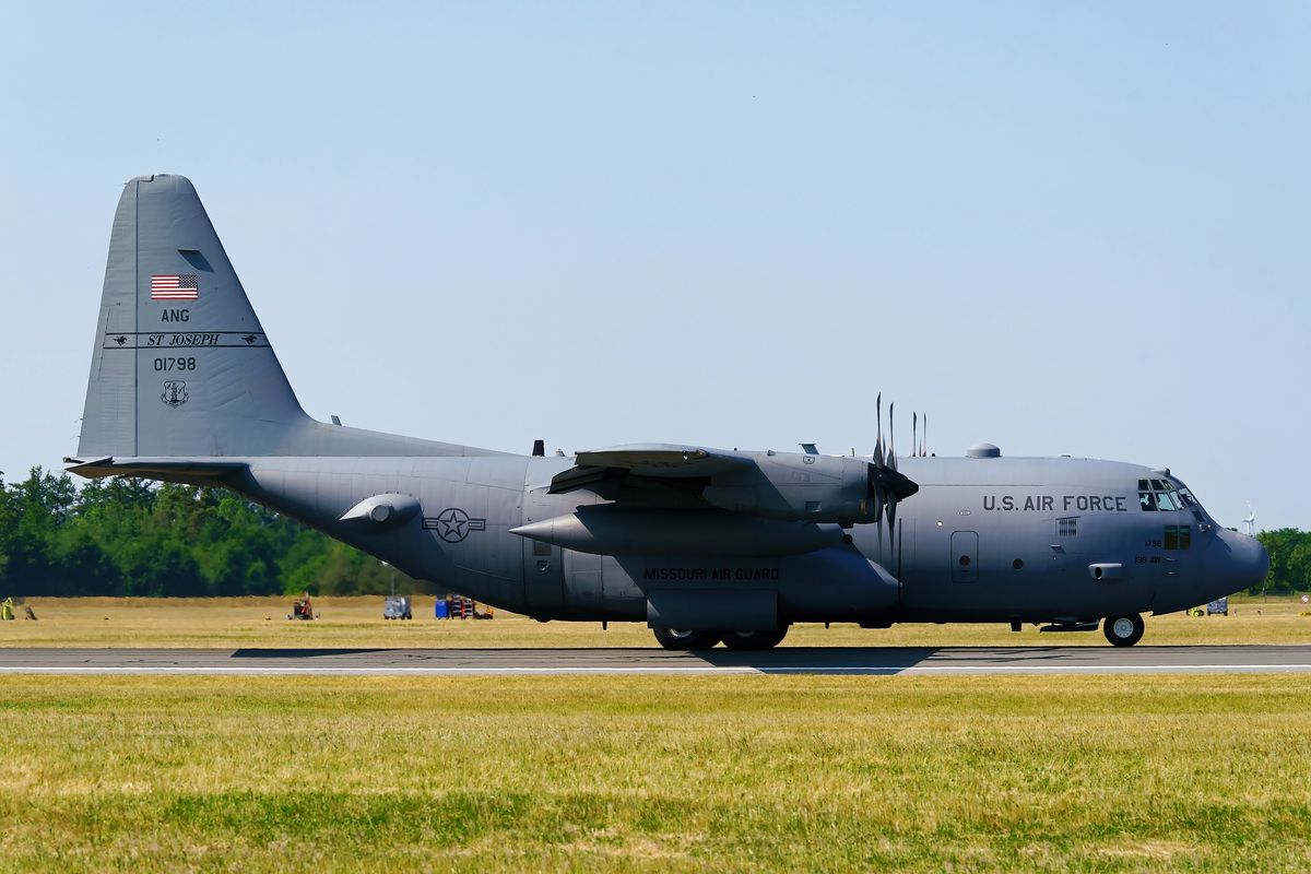 Flugbetrieb auf Hohn : Ein Visitors, 90-1798 C-130H "Hercules" 180th AS (Airlift Squadron) Missouri ANG