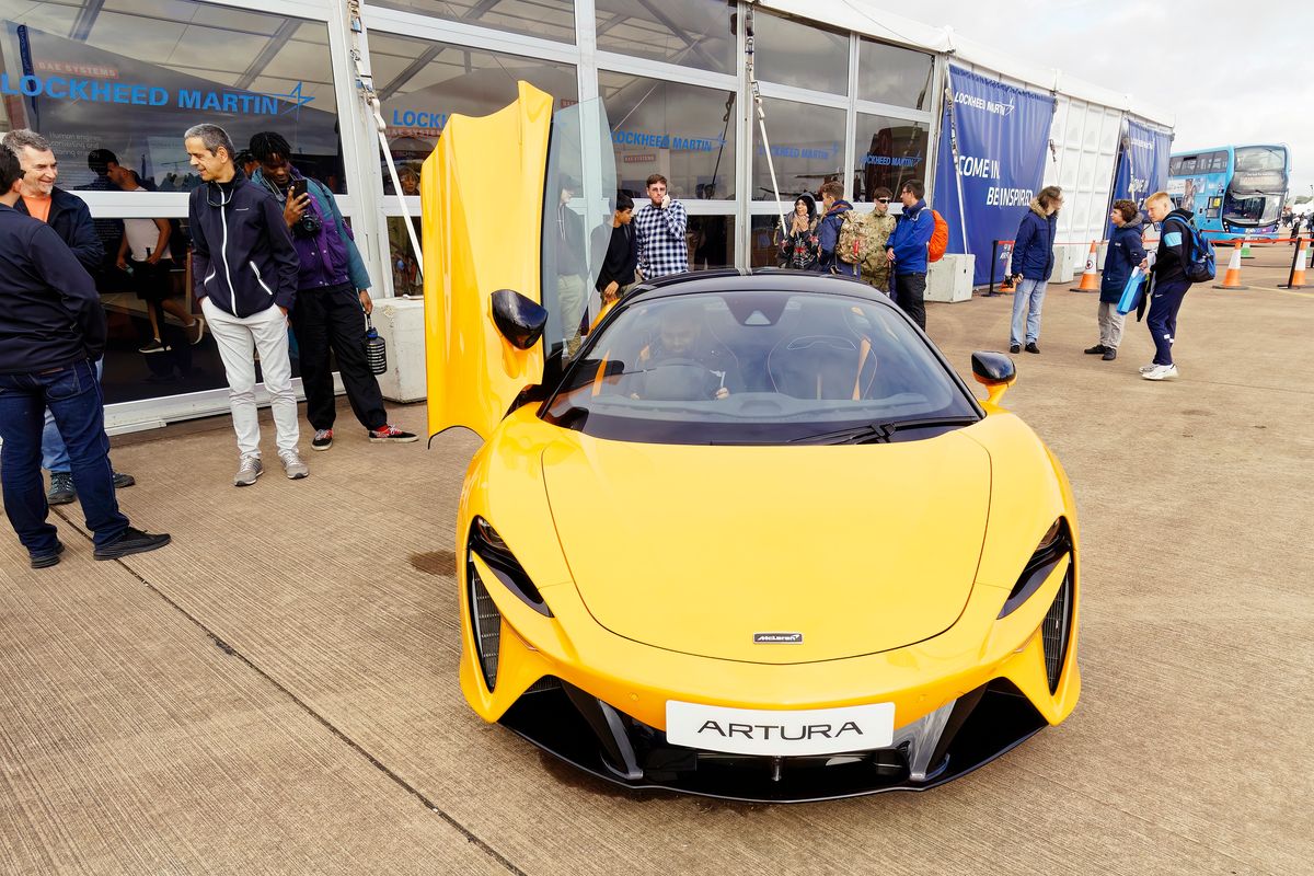 Der McLaren "Artura" vor den Pavillon, der Lockheed Martin Corporation. Location : The Royal International Air Tattoo 2023 / Fairford.