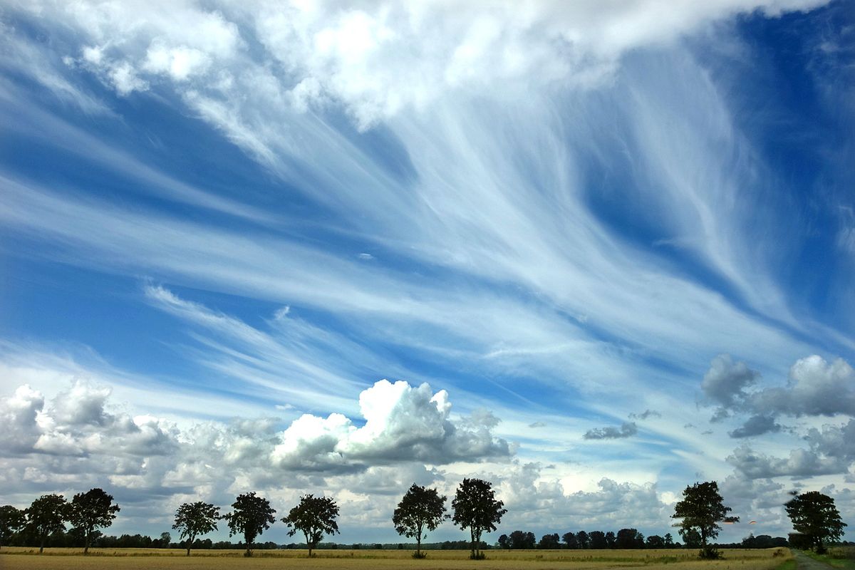 Blick in den Himmel über dem platten Land im Norden.