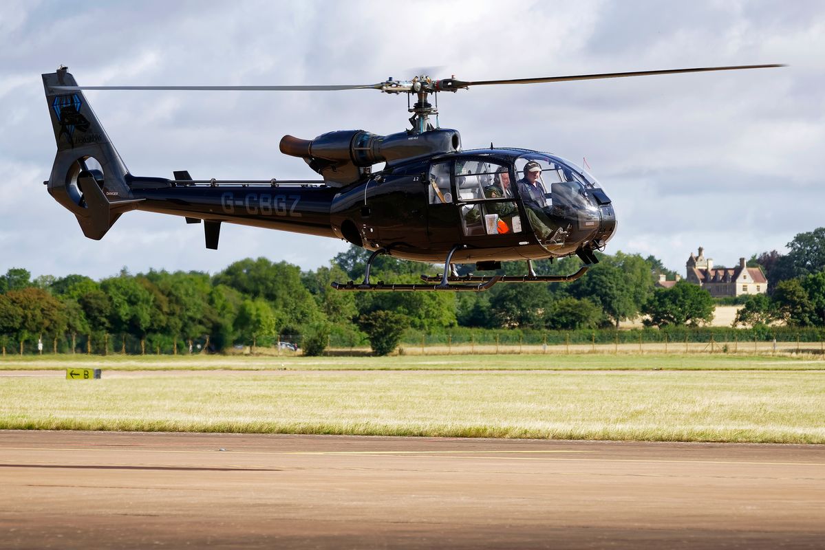 Der Abflug der ZB646 to G-CBGZ SA-341C "Gazelle" HT2 c/s 705 Sqn 60th anniversary. Location : The Royal International Air Tattoo 2023 in Fairford