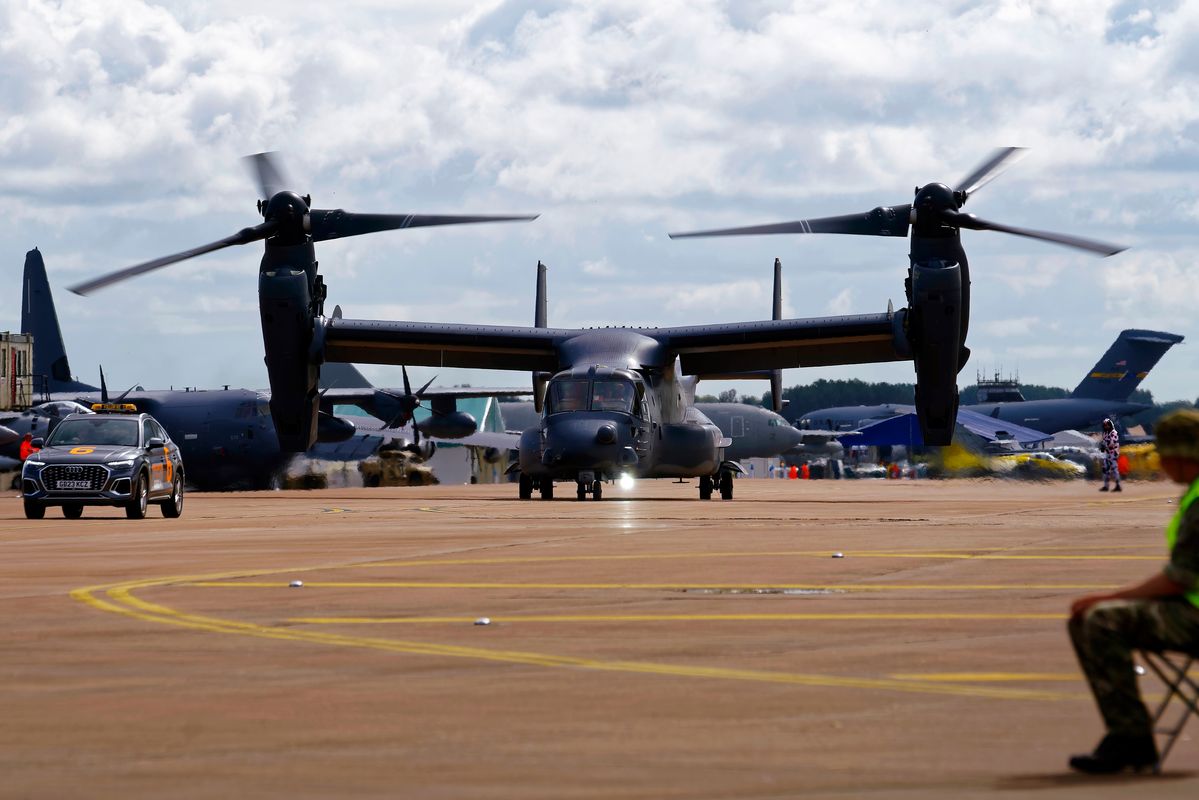 Die 11-0061 CV-22B "Osprey" 7th Special Operations Squadron, Taxiing zur Startposition. Der Osprey ist ein Wandelflugzeug mit Kipprotoren, mit der Fähigkeit Senkrecht zu Starten und zu Landen. Location : The Royal International Air Tattoo 2023 in Fairford