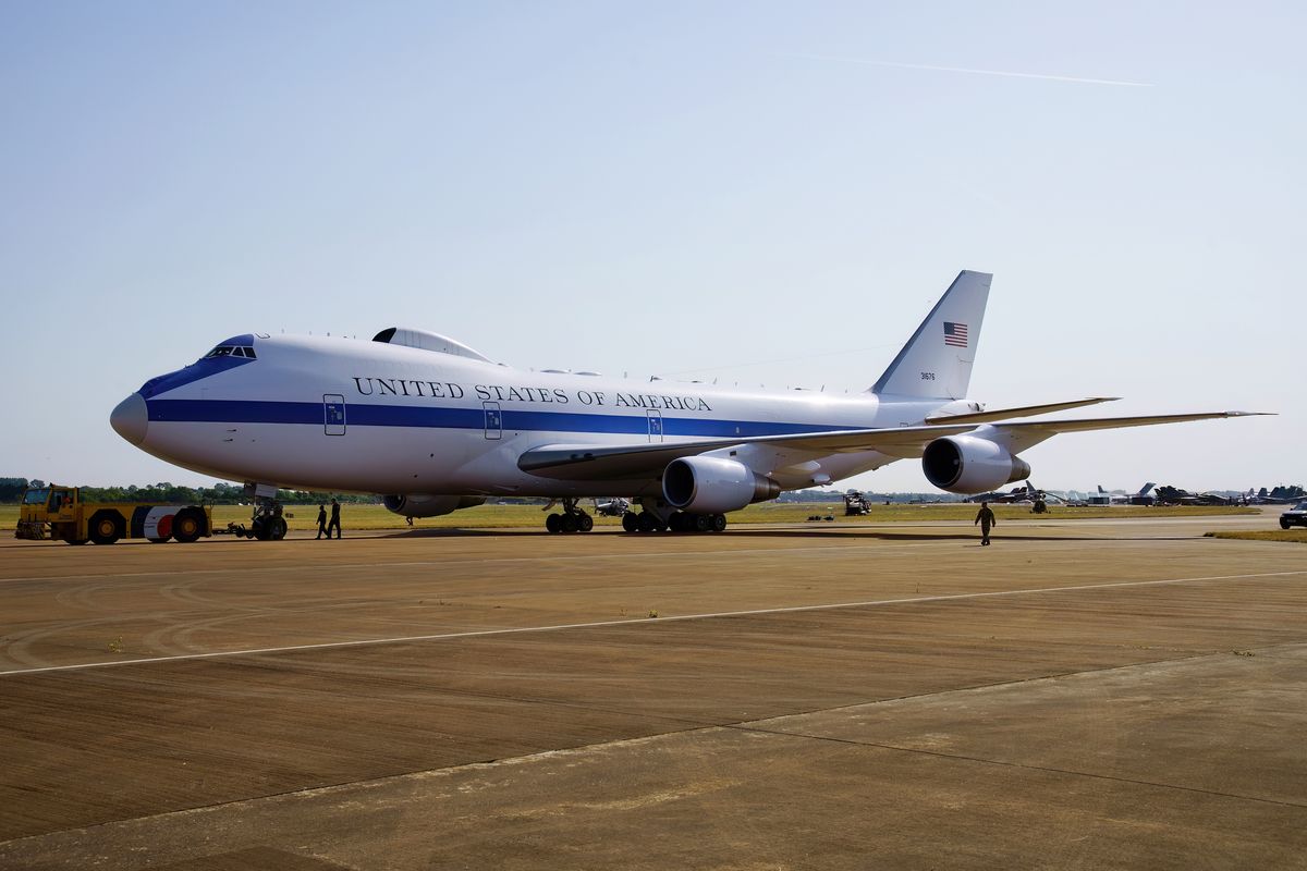 Die 73-1676 E-4B-BN "Nightwatch" von der  1st Airborne Command Control Squadron, wird zu der Last Chance Plattform geschleppt und dort startklar gemacht. Dieses Flugzeug wir inoffiziell  auch als Doomsday Aircraft ( Weltuntergangsflugzeug ) bezeichnet. Die "Nightwatch" kann nicht nur einen nuklearen Angriff ausführen sondern auch bei Naturkatastrophen die Hilfe koordinieren. Location : The Royal International Air Tattoo 2022 in Fairford