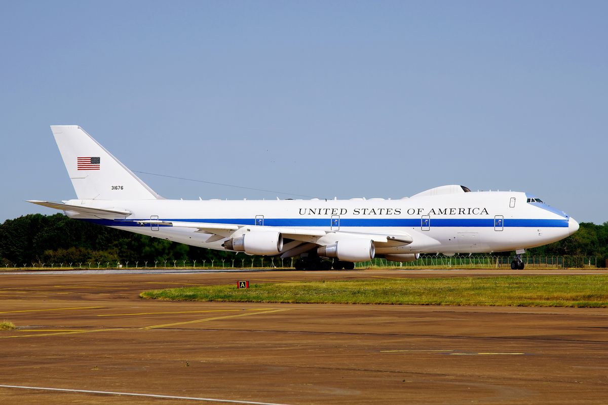 Die 73-1676 E-4B-BN (Boeing 747-200) "Nightwatch" oder inoffiziell  auch als Doomsday Aircraft bezeichnet, von der 1st Airborne Command Control Squadron. Die Maschine rollt grade auf die Startbahn. Location : The Royal International Air Tattoo 2022 in Fairford