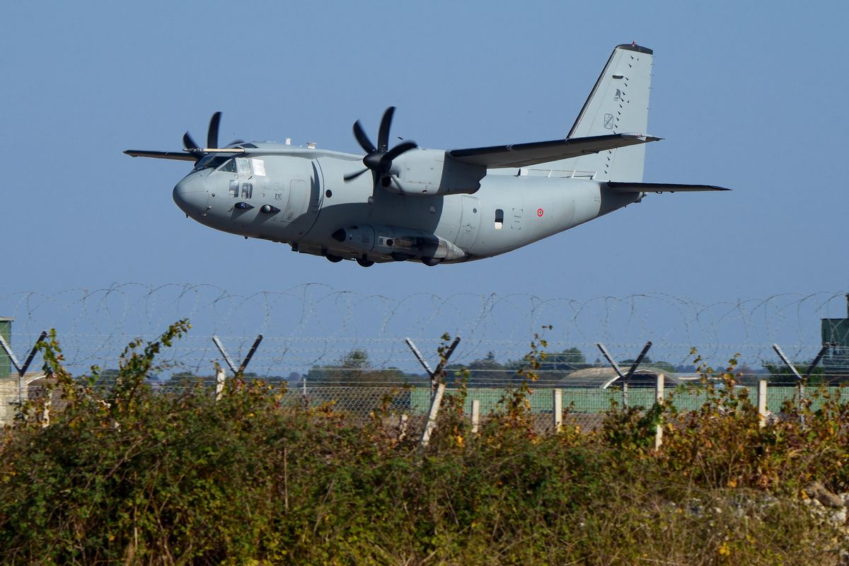 Der spektakuläre Start der MM62214 / 46-84 C-27J  "Spartan" von der 98° Gruppo TM / 46ª Brigata Aerea. Location : Nato Tiger Meet 2023, auf dem Airfield Gioia Del Colle (LIBV)