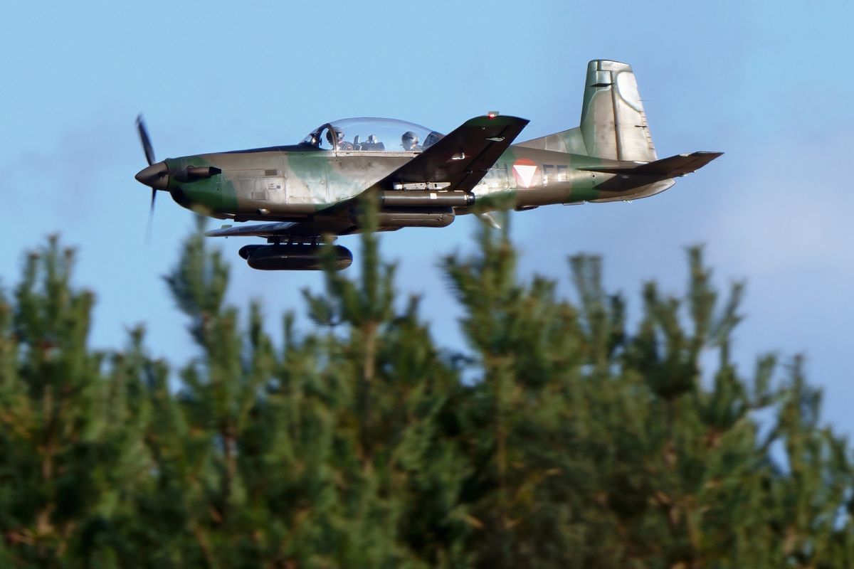 Nach dem ICAO Code ist ETUN das Airfield Nordhorn Range ( Air To Ground Weapon Range ) Die Pilatus PC-7 3H-FE der österreichischen Luftstreitkräfte führt einen Tiefflug Angriff auf das Luftverteidigungssystem Roland aus, das sich auf einen Lkw 15 t MAN befindet. Das Luftverteidigungssystem Roland befindet sich in Flugrichtung auf eine Lichtung im Wald