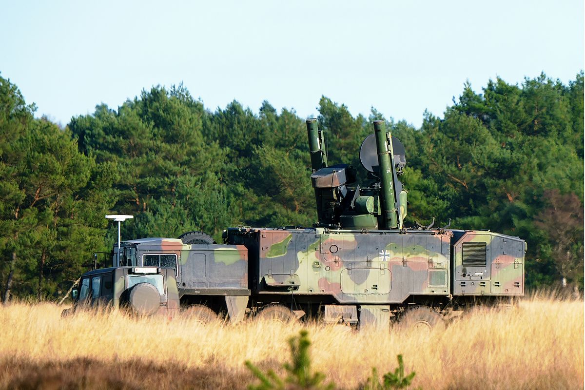 Das Luftverteidigungssystem Roland auf einen Lkw 15 t MAN bei einer JTACCC ( Joint Terminal Attack Controller Competence Centers ) Übung auf der Nordhorn Range