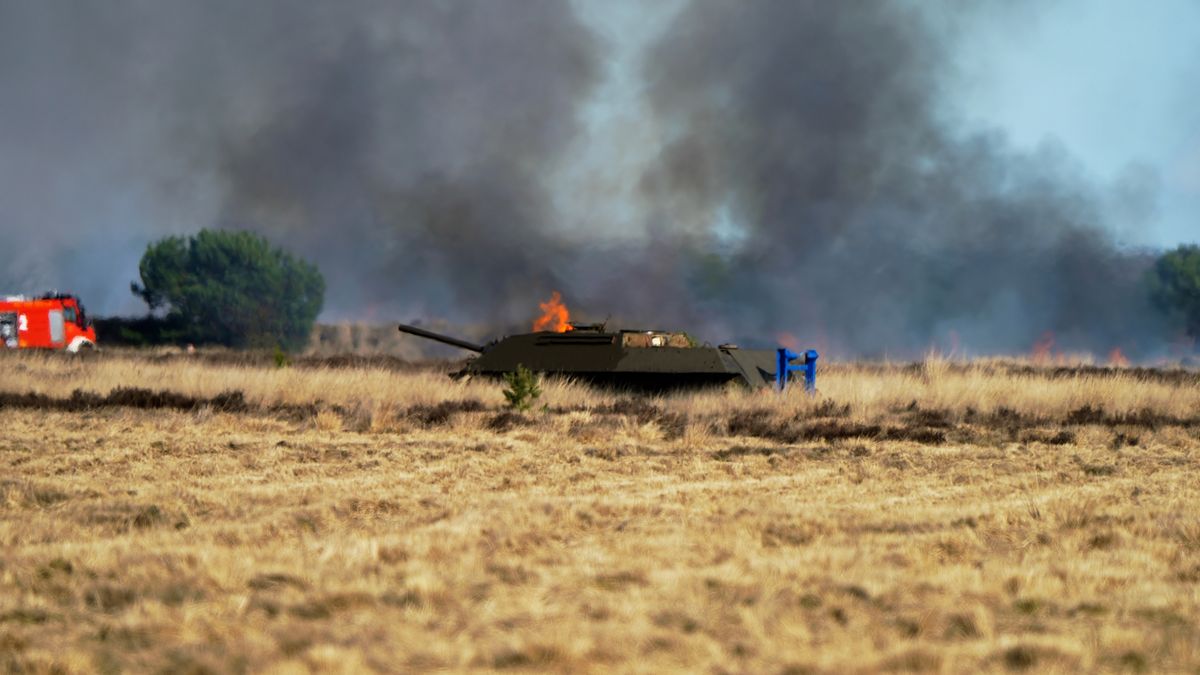 Impressionen von dem Flächenbrand, der laut Feuerwehrangaben auf einer Fläche von ca. 6 Hektar sich erstreckte. Die Feuerwehr Nordhorn hat eine über 600 Meter lange Schlauchleitung ins Gelände verlegt. Nach rund zweieinhalb Stunden war das Feuer gelöscht.