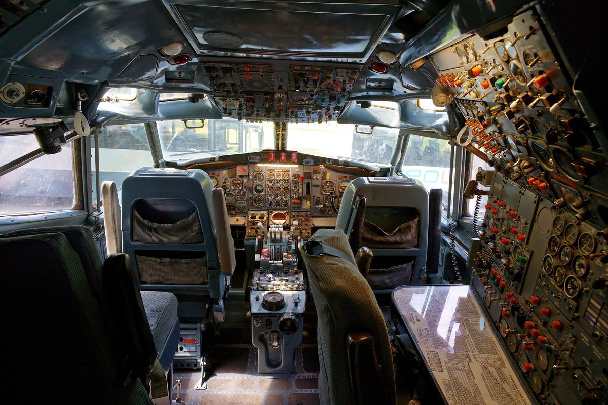 Wegen der zahlreichen Zeigerinstrumente werden ältere Cockpits auch als "Uhrenladen" bezeichnet. Aufgenommen durch eine Plexiglas Platte, das Cockpit der CB-01 / Boeing 727-29C / 15th Wing. Location: Melsbroek Air Base. Event: 75 Years 15th Air Transport Wing