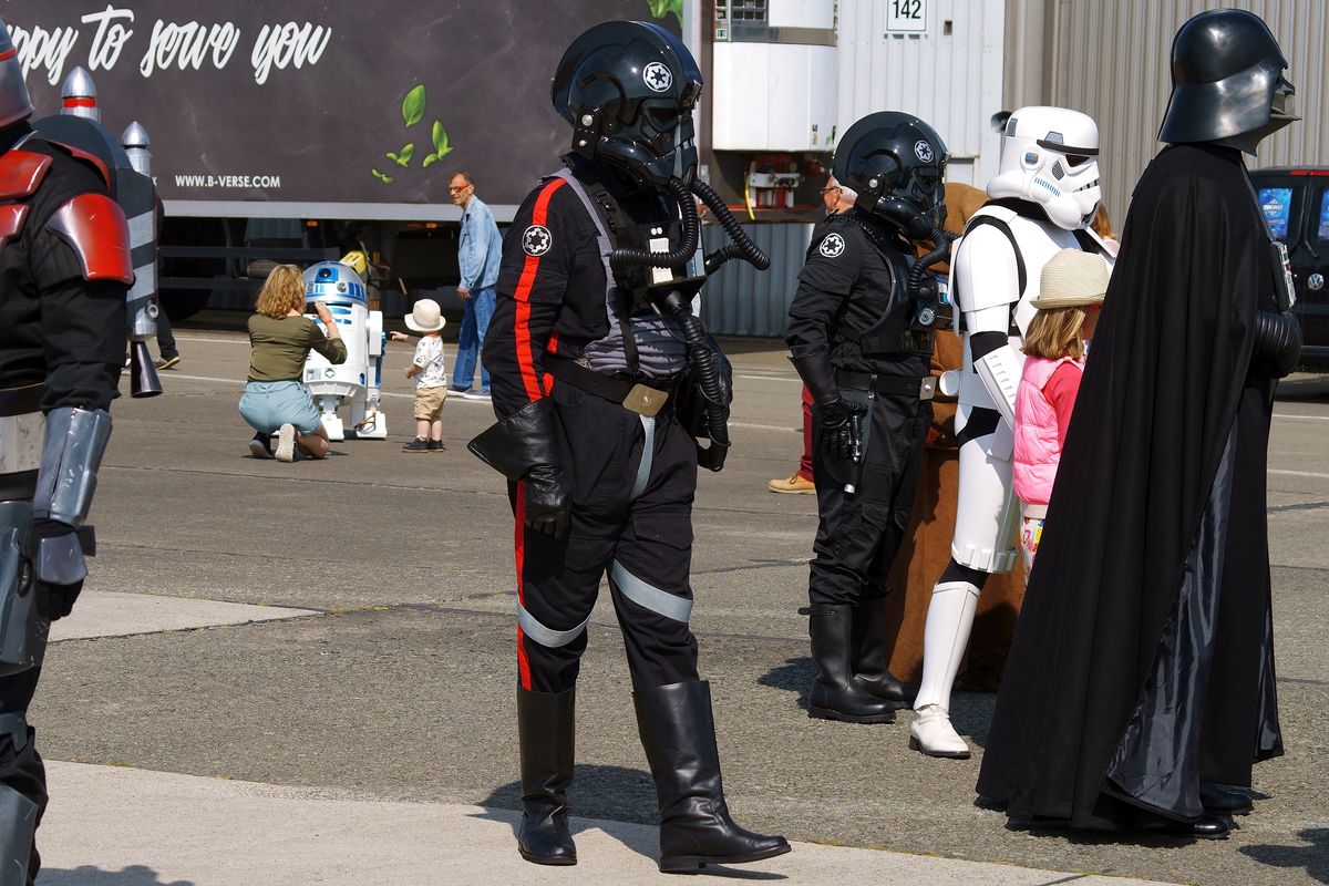 Darth Vader mit Gefolgschaft, in Bildhintergrund ist der Roboter R2-D2 zuerkennen. Location: Melsbroek Air Base. Event: 75 Years 15th Air Transport Wing