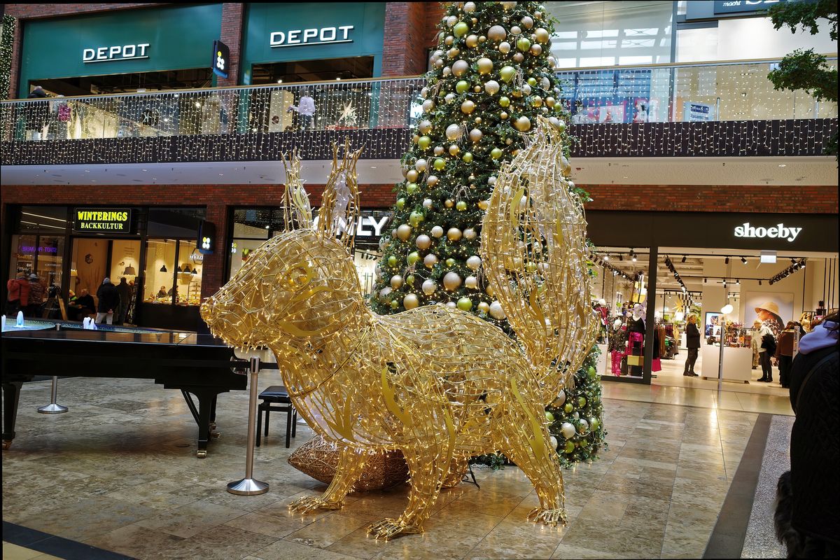 Weihnachtsstimmung in der Emsgalerie in Rheine, in Bild das Eichhörnchen. Aufgenommen mit eine Ricoh GR III Kompaktkamera.