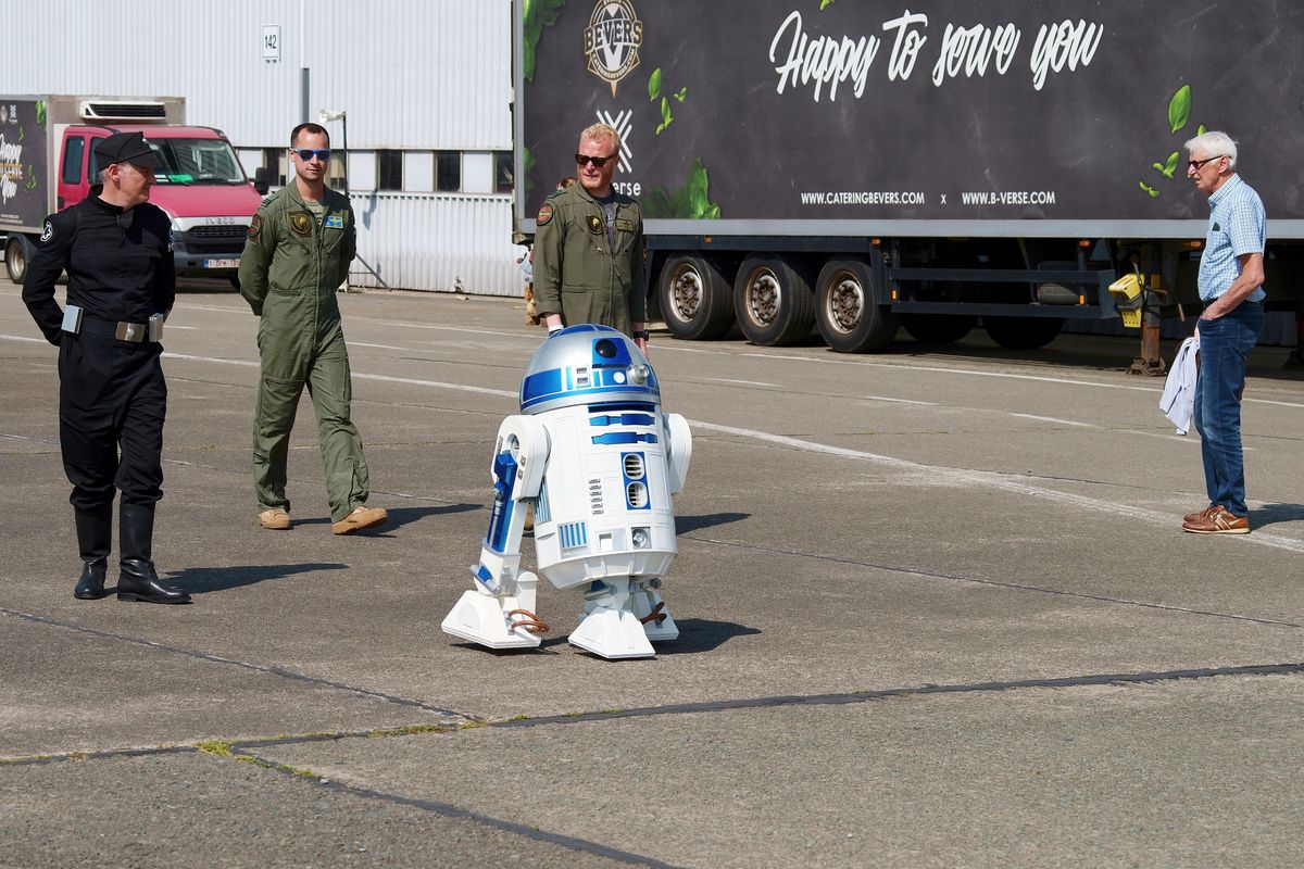 Der Roboter R2-D2, fährt scheinbar selbständig über das Veranstaltungsgelände und setzt dabei Passanten in Erstaunen. Location: Melsbroek Air Base. Event: 75 Years 15th Air Transport Wing