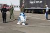 Der Roboter R2-D2, fährt scheinbar selbständig über das Veranstaltungsgelände und setzt dabei Passanten in Erstaunen. Location: Melsbroek Air Base. Event: 75 Years 15th Air Transport Wing