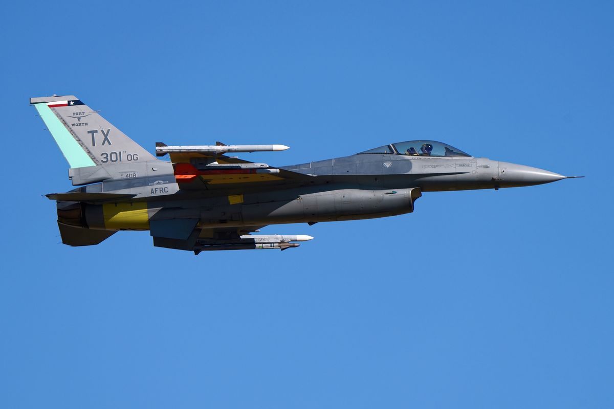 Spads ist der Nickname für das 457th Fighter Squadron das auf der NAS Fort Worth - JRB Carswell Field beheimatet ist.  Start der 85-1408 / TX F-16C "Fighting Falcon" 457th FS c/s 301st OG / AFRC Location: Fort Worth in Texas