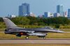 Spads ist der Nickname für das 457th Fighter Squadron, das auf der NAS Fort Worth - JRB Carswell Field beheimatet ist. Landung der  86-0216 / TX F-16C "Fighting Falcon" 457th FS c/s 301st FW / AFRC, mit der Skyline von Fort Worth in Texas in Bildhintergrund.