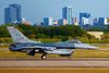 Spads ist der Nickname für das 457th Fighter Squadron, das auf der NAS Fort Worth - JRB Carswell Field beheimatet ist. Landung der   86-0219 / TX F-16C "Fighting Falcon" 457th FS  / AFRC, mit der Skyline von Fort Worth in Texas in Bildhintergrund.