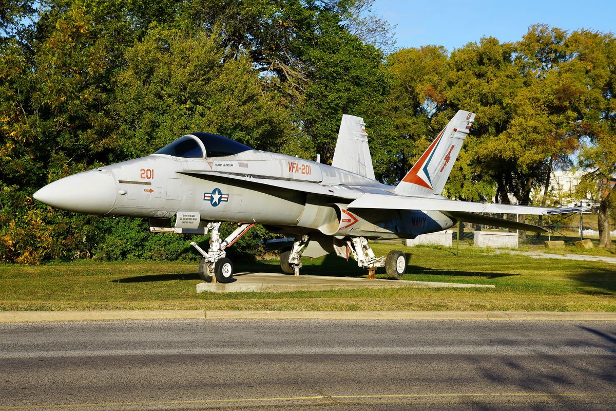 Die 162440 / AF-201 F/A-18A "Hornet" VFA-201 / painted as 162430, wurde als Gate Guardian auf der Naval Air Station Joint Reserve Base Fort Worth erhalten.