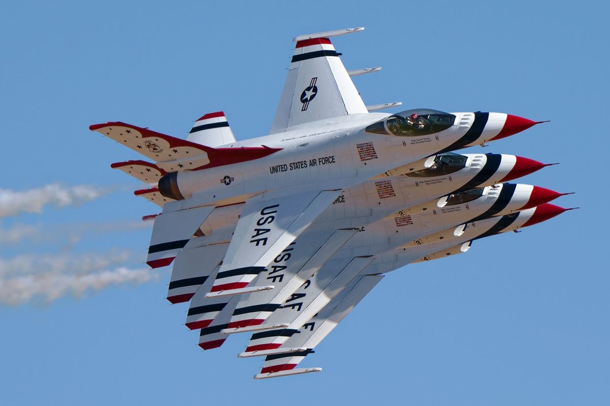 Das USAF Air Demonstration Squadron "Thunderbirds", performt auf der Aerospace Valley Open House / Air Show dass "Echelon Pass-In-Review" Manöver. Location: Edwards Air Force Base in California