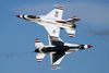 Das USAF Air Demonstration Squadron "Thunderbirds", performt auf der Bell Fort Worth Alliance Air Show dass "Crossover Break" Manöver. Location: Fort Worth Alliance Airport in Texas