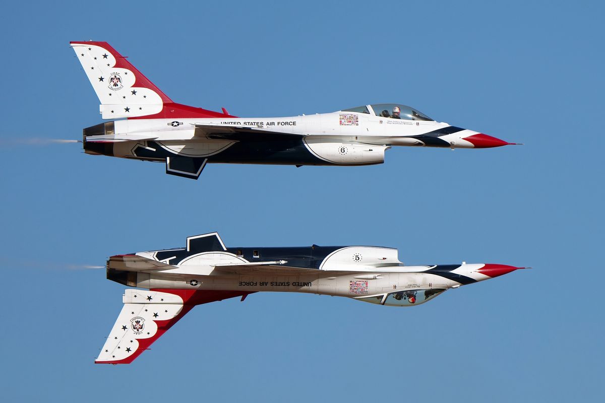 Das USAF Air Demonstration Squadron "Thunderbirds", performt auf der Bell Fort Worth Alliance Air Show, dass " Calypso Pass " Manöver. Location: Fort Worth Alliance Airport in Texas