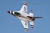 Das USAF Air Demonstration Squadron "Thunderbirds", performt auf der Bell Fort Worth Alliance Air Show, dass " High Speed Sneak Pass" Manöver. Location: Fort Worth Alliance Airport in Texas