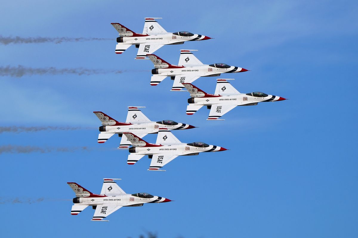 Das USAF Air Demonstration Squadron "Thunderbirds", performt auf der Bell Fort Worth Alliance Air Show, The Six-Ship Formation. Location: Fort Worth Alliance Airport in Texas