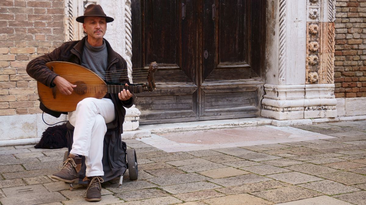 spielt der Straßenmusikant in Venedig