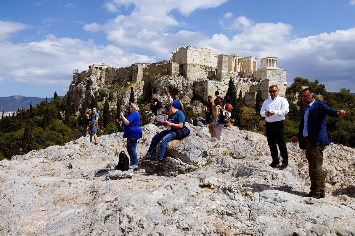 Touristen genießen den Ausblick auf Athen und die Propyläen der Akropolis von Athen