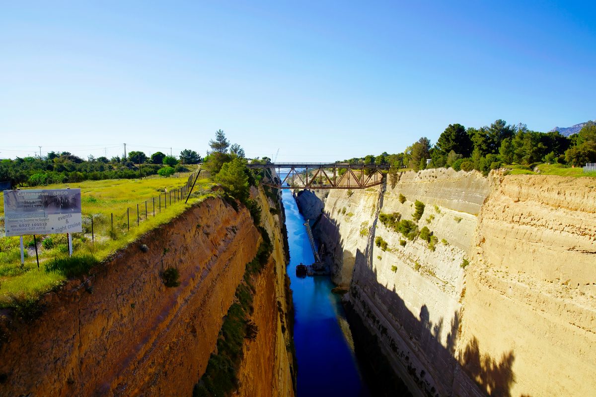 Der Kanal von Korinth  ist ein künstlicher Kanal in Griechenland, der den Golf von Korinth im Ionischen Meer mit dem Saronischen Golf in der Ägäis verbindet. Leider war ein Baggerschiff aktiv, so dass keine Schiffe in Kanal unterwegs war.