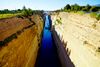 Der Kanal von Korinth  ist 6,3 km lang und wurde bis in eine Tiefe von 84 Metern durch das Gestein gegraben. Das Kanalbett ist im Niveau des Wasserspiegels etwa 24,6 m breit und verengt sich jedoch bis zum Grund auf ca. 21 m breite.