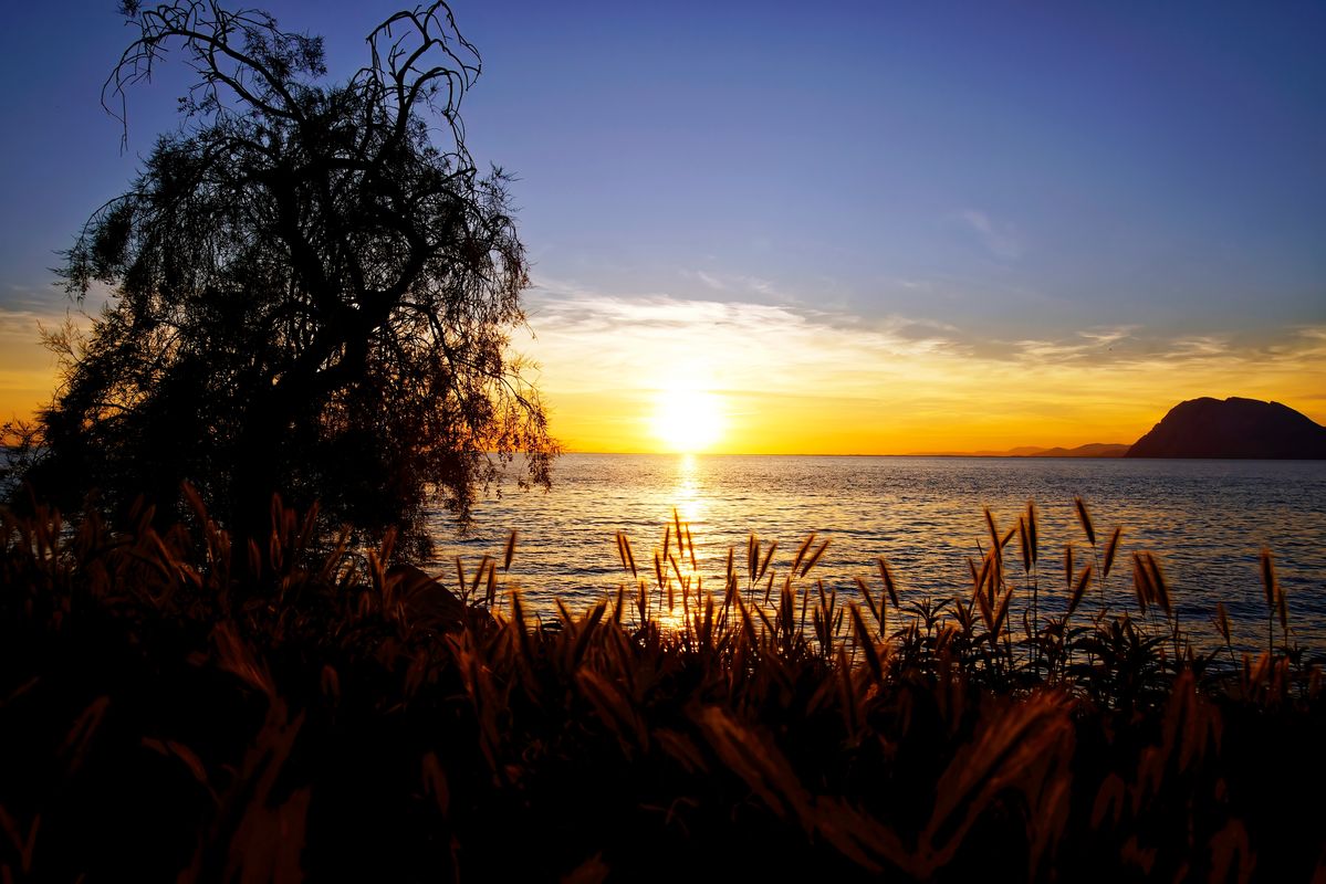 Ein Sonnenuntergang an Golf von Patras mit natürlicher Abendröte