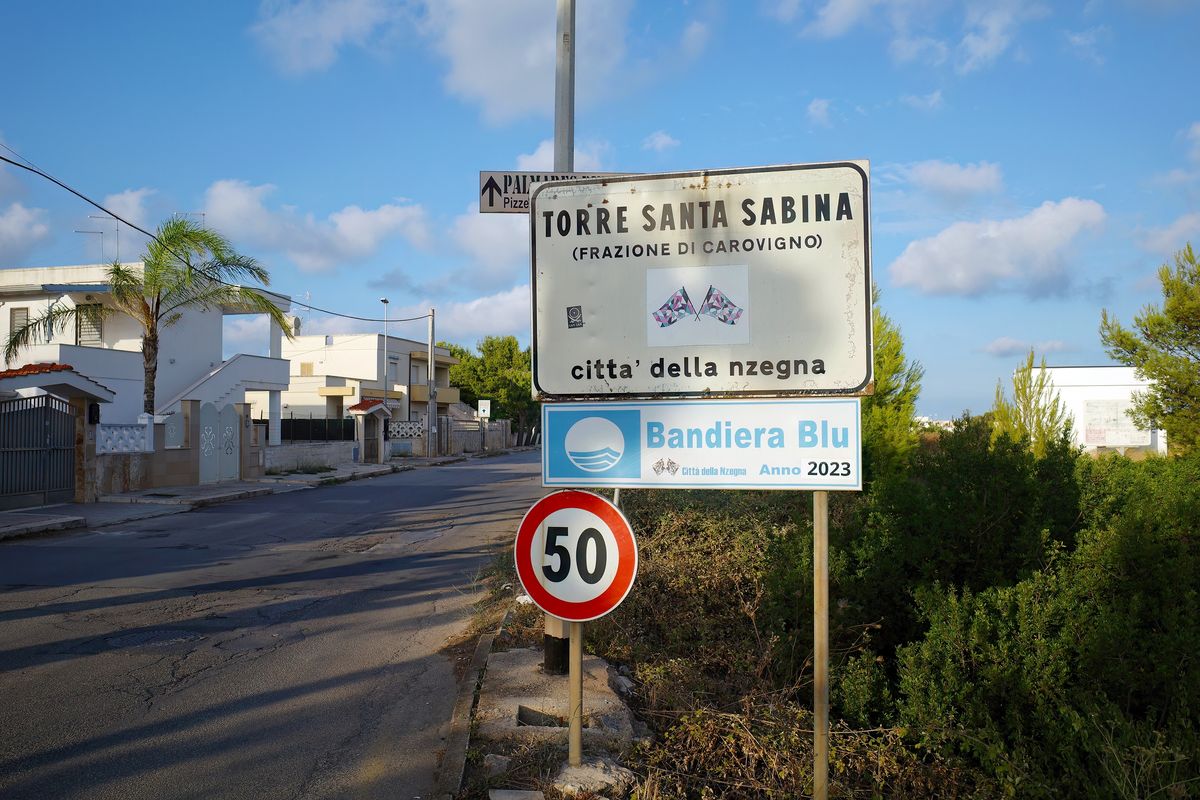 Ein Ortsschild, von der Ortschaft Torre Santa Sabina in Süditalien