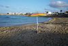 Ein verwaister Sonnenschirm, auf dem Zentralen Sandstrand von Torre Santa Sabina