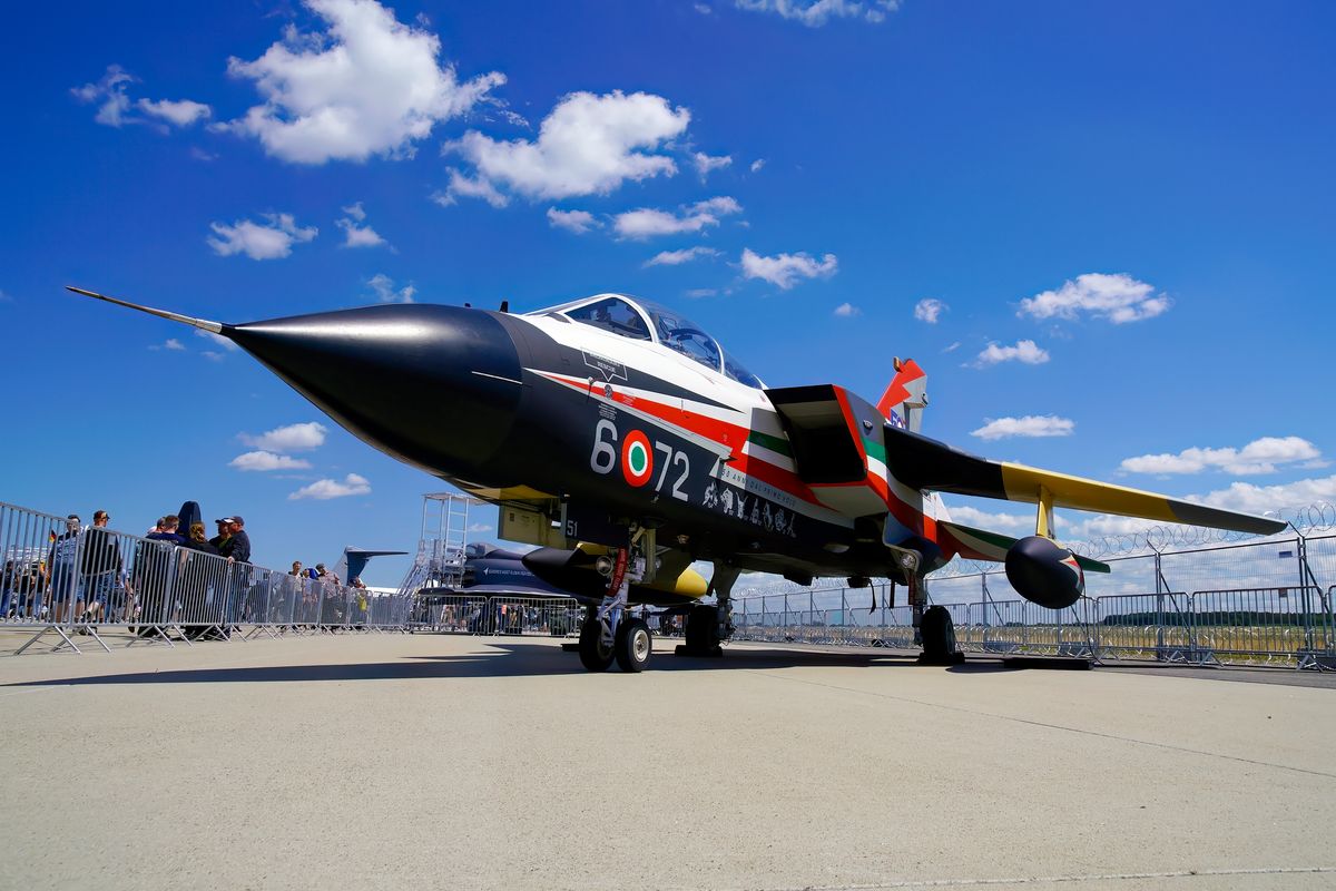 Mit einen sehr schönen Gegenstück zum deutschen Jubiläums Tornado, präsentierten sich die Italiener auf der ILA 2024 in Berlin. In Bild die MM7051/6-72 PA-200 Tornado ECR 6o Stormo Special c/s 50 Years Tornado