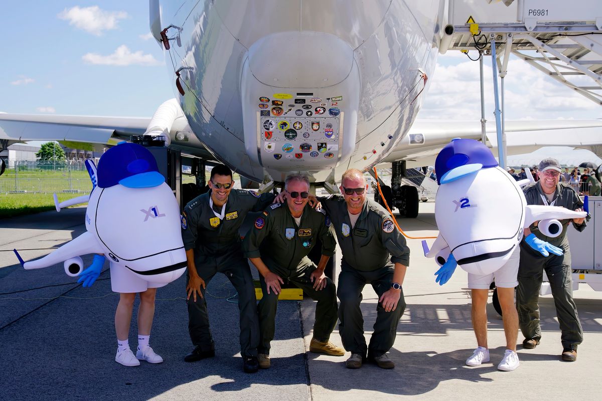 Die Beluga XL1 und Beluga XL2 Maskottchen zu Besuch beim AWACS. Location : ILA 2024 in Berlin