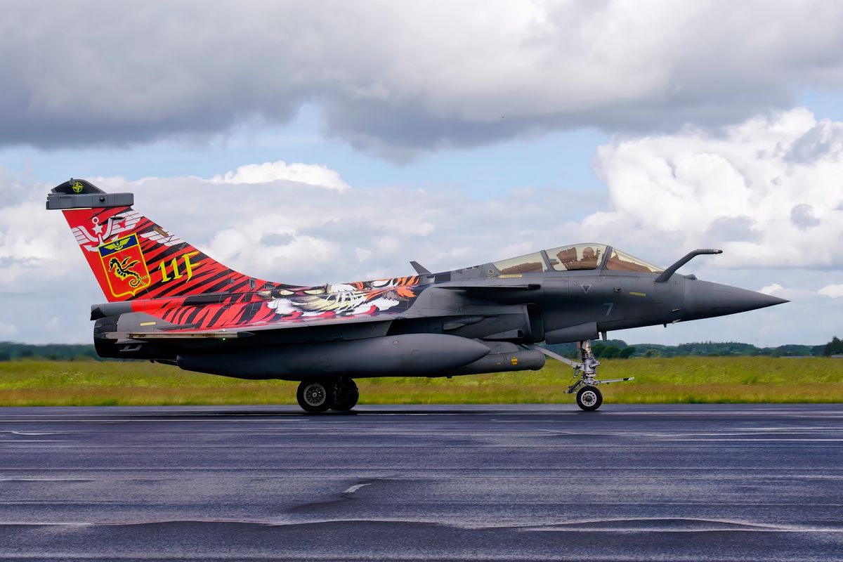 Nach einen Regenguss, Taxiing die 7 Rafale M von der 11F (Flotille)   Special Tiger c/s NTM 2024 zur Startposition. Location : Nato Tiger Meet 2024 auf dem Fliegerhorst Schleswig-Jagel