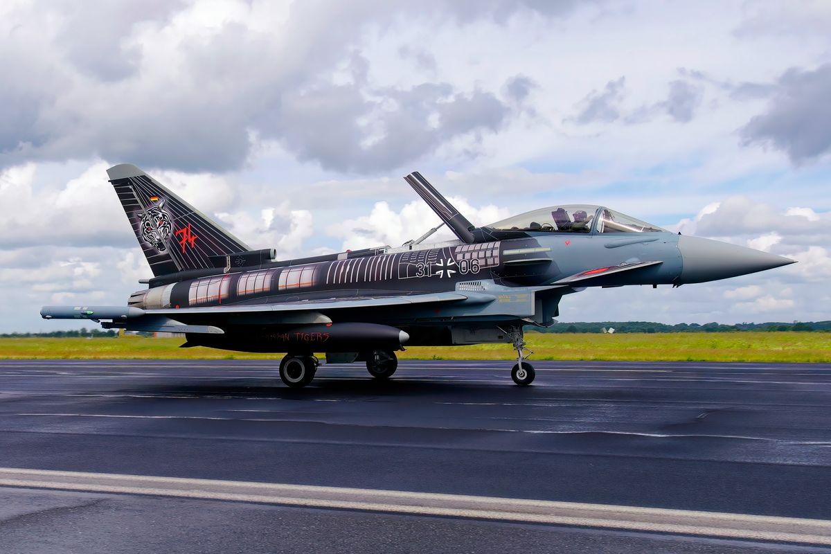 Nach einen Regenguss, Taxiing die 31+06 EF.2000 "Eurofighter" von TLG-74 Special Tiger c/s NTM 2024 "Cyborg Tiger" zur Startposition. Location : Nato Tiger Meet 2024 auf dem Fliegerhorst Schleswig-Jagel