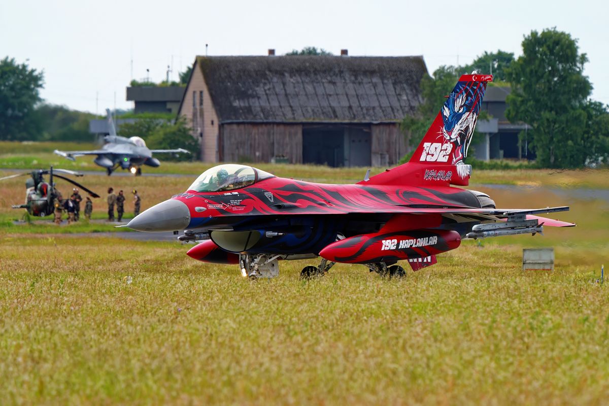 Die 93-0685 F-16C "Fighting Falcon" von der 192 Sqn  Special c/s 192 Filo Red Tiger NTM 2023/24 taxiing auf die Startposition. Location : Nato Tiger Meet 2024 auf dem Fliegerhorst Schleswig-Jagel